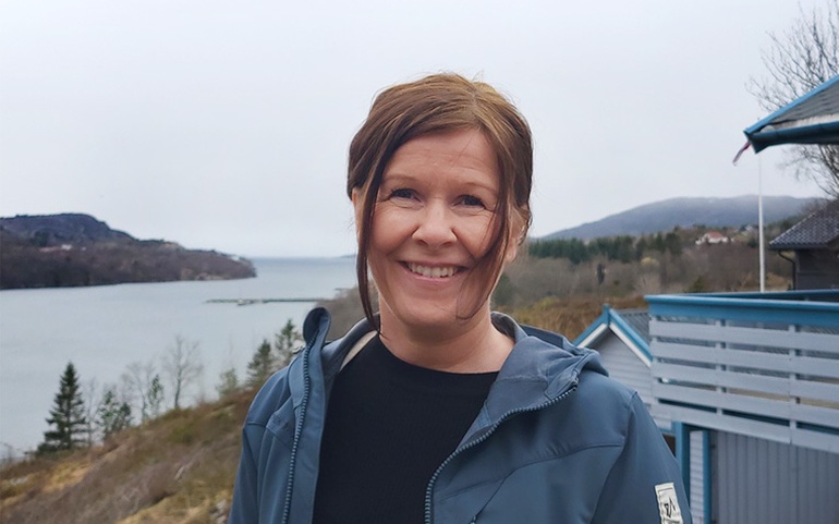 Hanne Drøyvollsmo, teamleder i Fosen Rask psykisk helsehjelp, utendørs, Bjugn ved kysten, april 2023