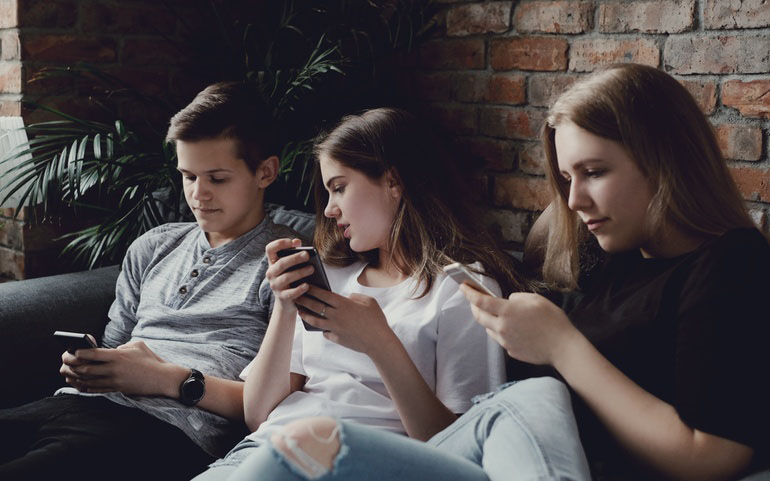 Ungdommer ser på mobil 