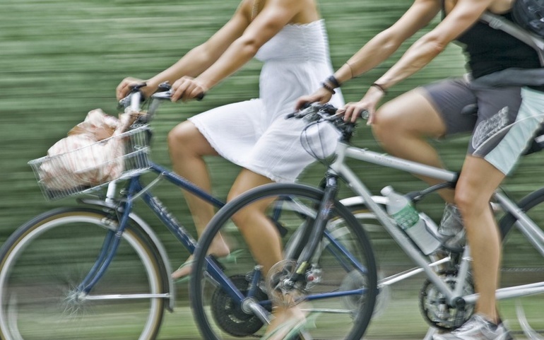 To sykler på landevei, dagslys, kvinner, fart