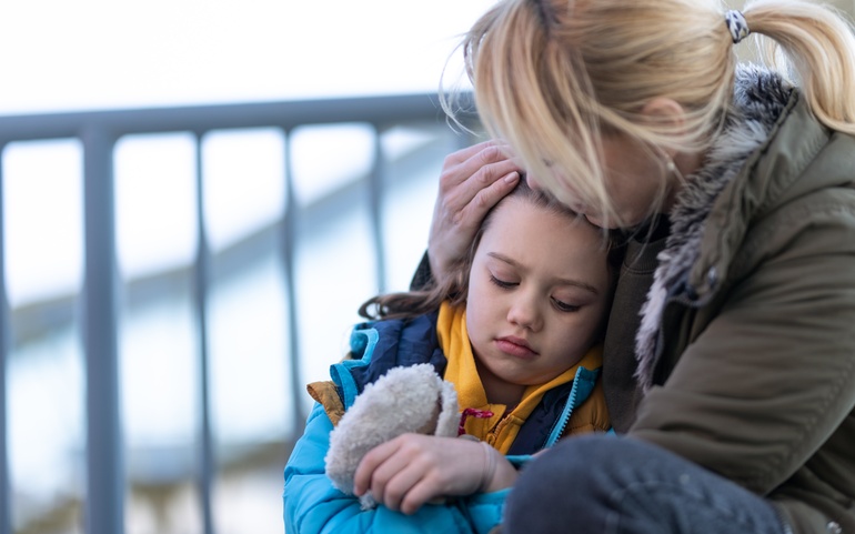 flyktninger, nært barn og kvinne, Ukraina, ute, ved gjerde, vei, gate