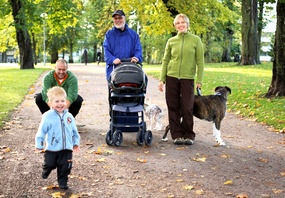 Familie på tur i parken