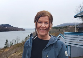 Hanne Drøyvollsmo, teamleder i Fosen Rask psykisk helsehjelp, utendørs, Bjugn ved kysten, april 2023