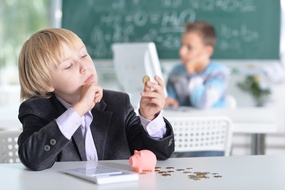 humoristisk bilde, liten gutt i dress, teller, vurderer, sparegris og regneblokk