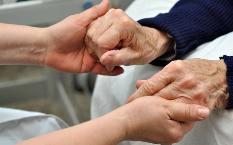 To personer holder hender