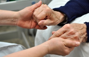 To personer holder hender