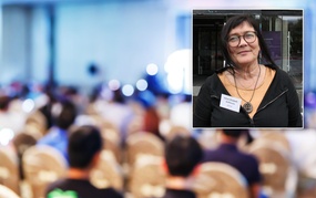 Illustrasjonsmontasje: Solrun Steffensen i NAPHA foran uskarpt bilde fra en konferanse