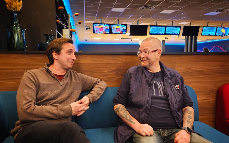 Joakim og Jørgen har en trivelig prat på bowling.