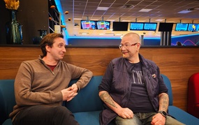 Joakim og Jørgen har en trivelig prat på bowling.