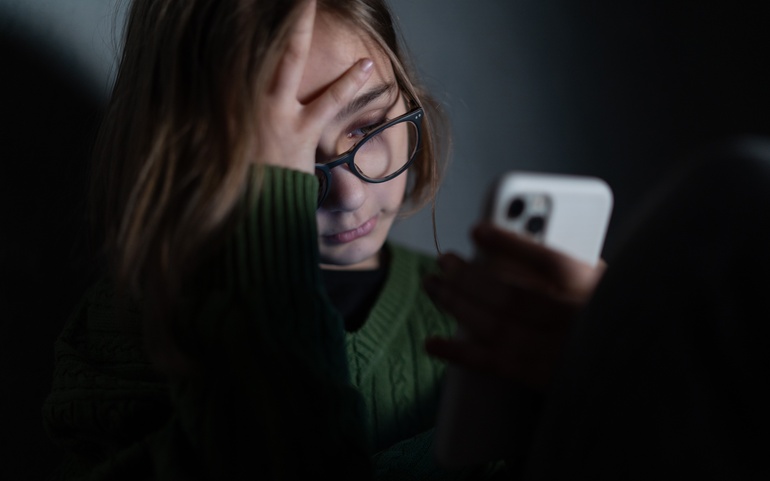 Jente som ser på mobilen