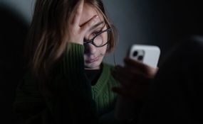 Jente som ser på mobilen