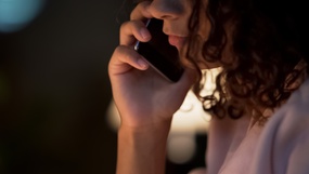 Kvinne snakker i mobilen