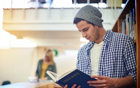 Mann som leser
