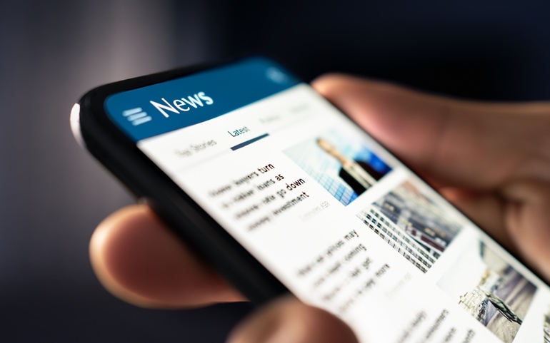 mobil med nyheter på engelsk