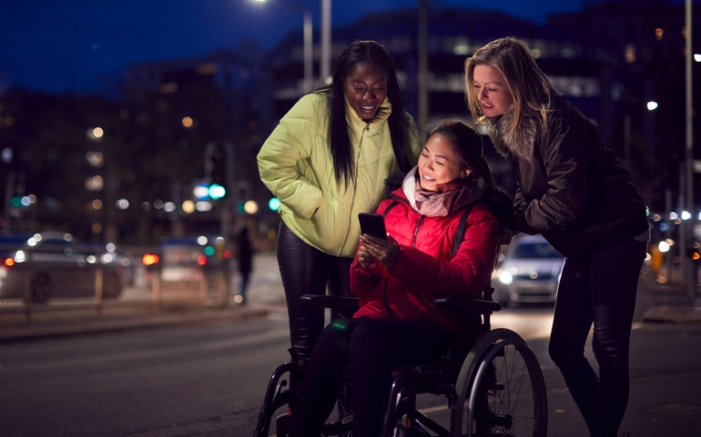 Damer som ser på mobilen