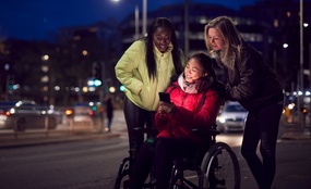 Damer som ser på mobilen