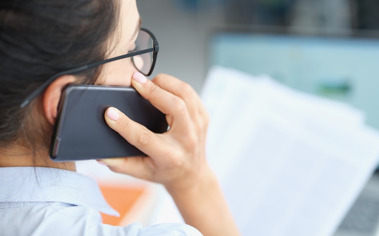 Dame snakker i telefonen