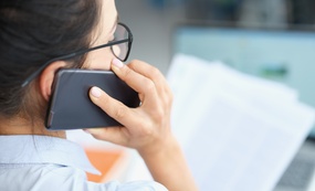 Dame snakker i telefonen