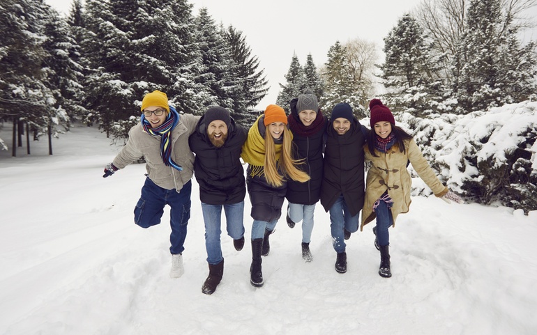 En gruppe går sammen på en vinterkledd vei