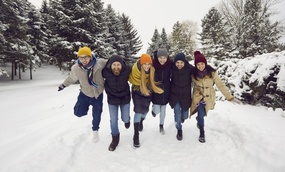 En gruppe går sammen på en vinterkledd vei