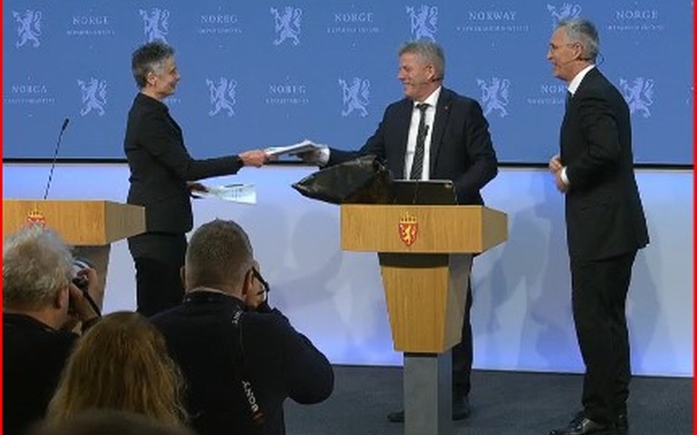 Kommunal- og distriktsminister Bjørnar Skjæran og Finansminister Jens Stoltenberg mottar Kommunekommisjonens rapport 9. januar, 2026