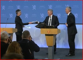 Kommunal- og distriktsminister Bjørnar Skjæran og Finansminister Jens Stoltenberg mottar Kommunekommisjonens rapport 9. januar, 2026