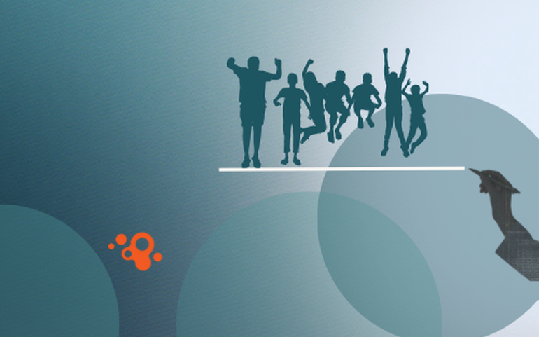 Siluett av mennesker og hånd som skriver mot blå bakgrunn