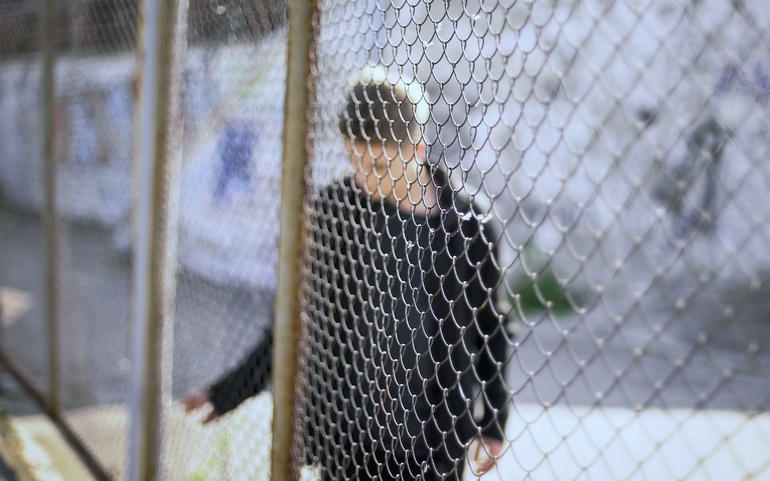 Mann alende utendørs