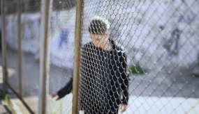 Mann alende utendørs