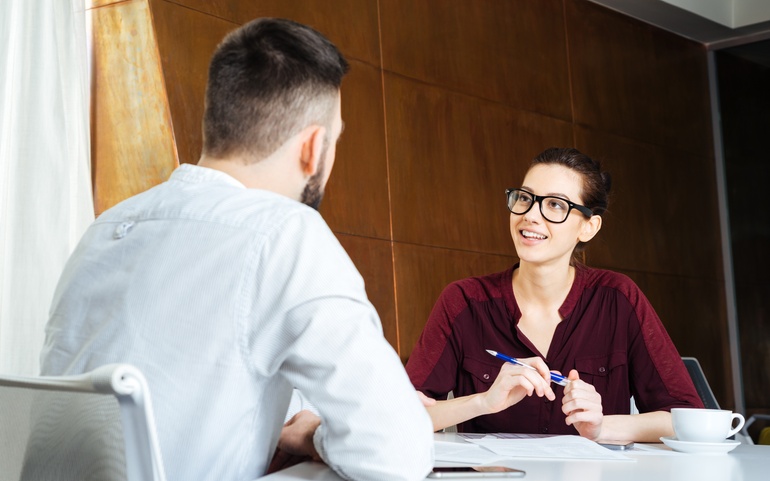 Samtale over bord - © ill.foto: www.colourbox.com