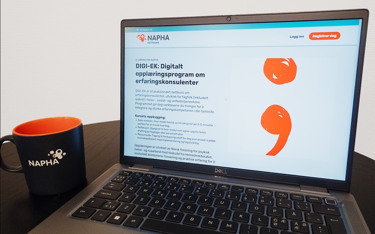 PC som viser DIGI-EK, og kaffekopp