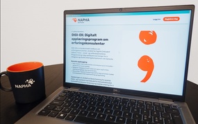 PC som viser DIGI-EK, og kaffekopp