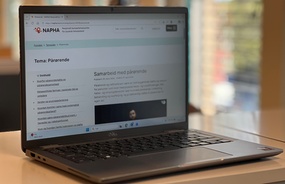 En laptop viser pårørende-temasiden