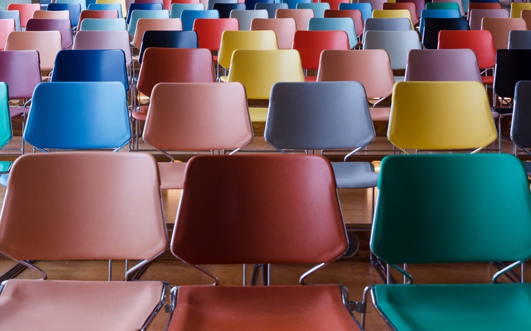 Flere rekker med fargerike stoler