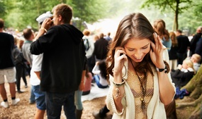 Dame snakker i mobilen