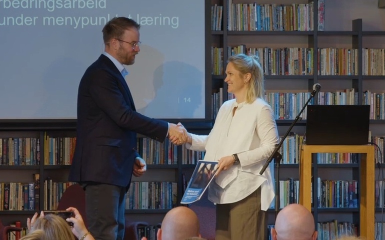 Under overrekkelsen av rapporten