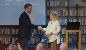 Under overrekkelsen av rapporten