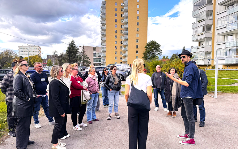 Foto av deltakerne på samlingen ute i bystrøk