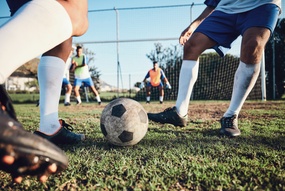 Foto av voksne som spiller fotball utendørs