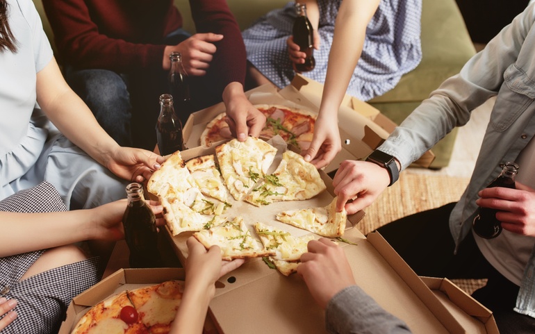 Folk som spiser pizza
