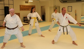 Bak f.v.: Anne Kathrine Hallsteinsen, Tori Valand, Tone Salthe. Foran: Geir Larsen.