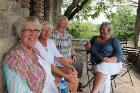 Samarbeid mellom ansatte og brukere ved Senter for psykisk helse i Lindesnes: F.v. Tove Glomsaker, Åse L. Strokkenes, Ragnhild Støle og Trine Benthe Grimestad. Kort pause i skriveøkten på Metochi studiesenter