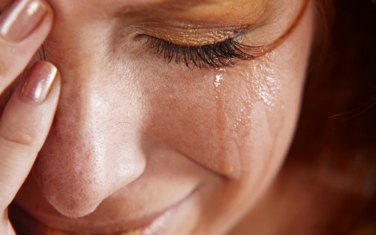 Kvinne gråter - nærbilde