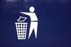 Papir kastes i søppelbøtte