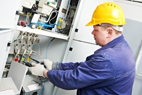 Elektriker i arbeid