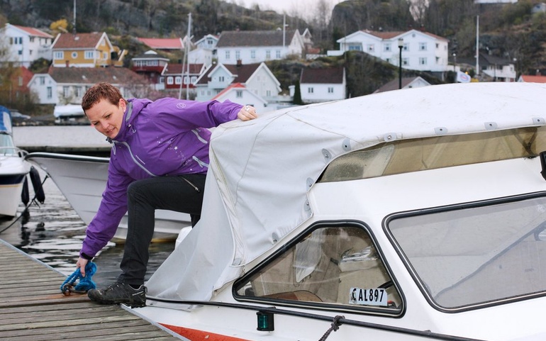 Karianne Ruud i båt fra Skåtøy til Kragerø