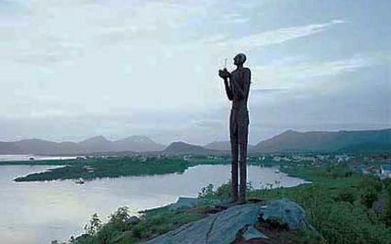 Skulpturen er en del av skulpturlandskap Nordland, den står i Bø kommune i Vesterålen og kunstneren er Kjell Erik Killi Olsen