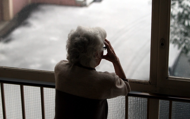 Eldre kvinne på veranda