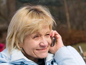 Dame som snakker i telefon