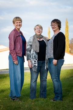 Egendokumentasjon i journal. Fv. Eirin Rødseth, Anita Stafne og Dora Schmidt Stendal