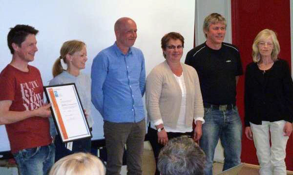 En del av FACT-teamet i Gamle Oslo med bevis på sertifisering